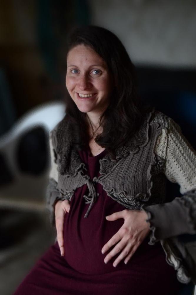 Femme enceinte heureuse et souriante