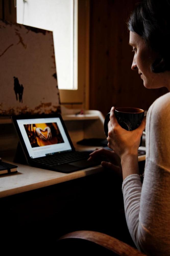Marie-Coach-en-train-de-lire-le-site-web-jouer-a-vivre-doula